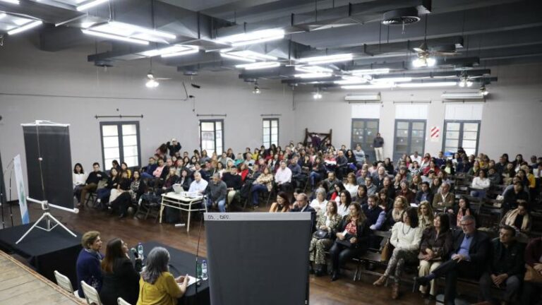 Autoridades educativas en la conferencia inaugural del curso para directivos de escuelas rurales en Tucumán