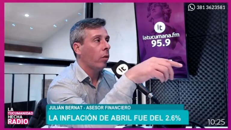 Julián Bernat, asesor financiero, durante una entrevista en FM La Tucumana 95.9