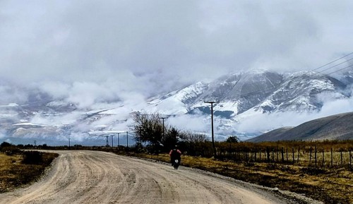 Paisaje invernal en los Valles Calchaquíes de Tucumán con nevadas en zonas altas