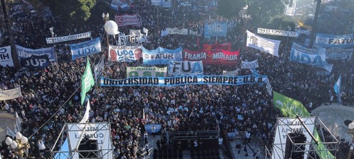 Manifestantes en la marcha universitaria en Plaza de Mayo