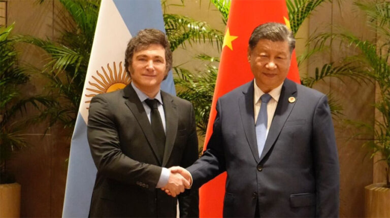 Bandera de Argentina y China con billetes de yuanes y dólares de fondo