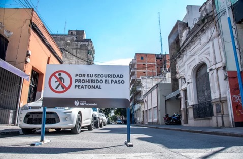 Vista de la calle Mendoza al 200 con media calzada habilitada y tránsito liviano circulando