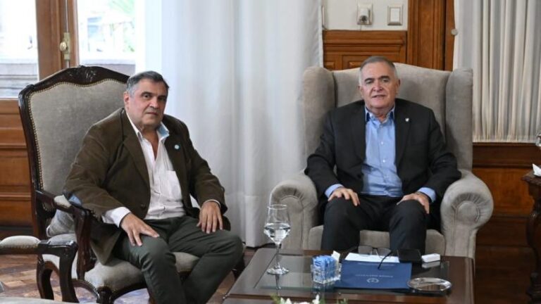 Gobernador Osvaldo Jaldo y legislador Carlos Gallia en reunión en Casa de Gobierno