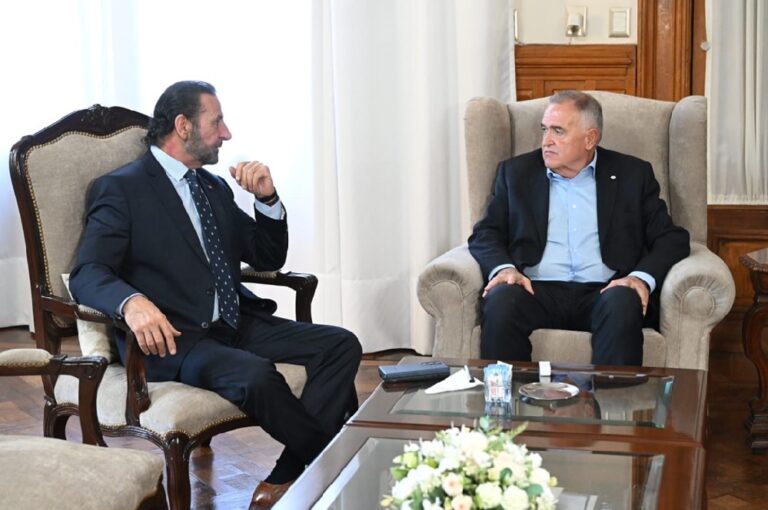 Reunión entre el gobernador Osvaldo Jaldo y Fernando Juri en el despacho oficial