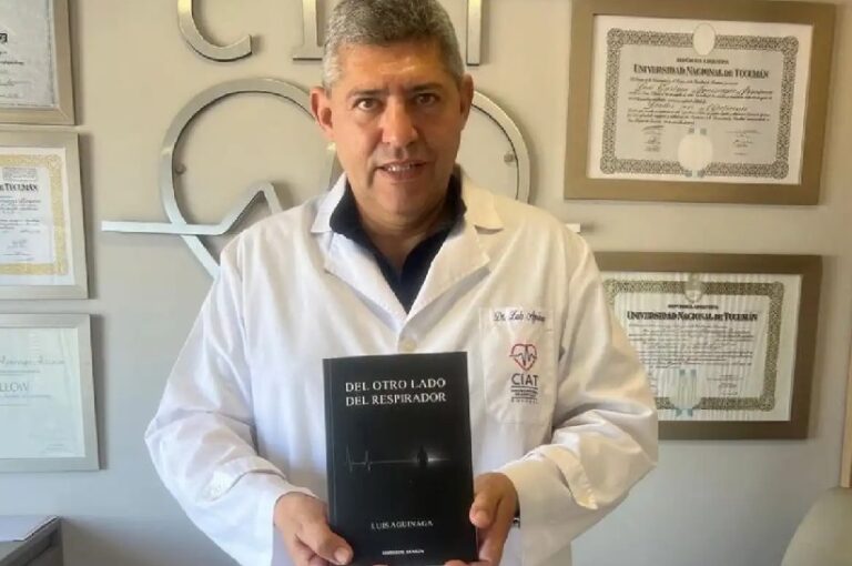 Médico tucumano Luis Aguinaga sosteniendo su libro Del otro lado del respirador