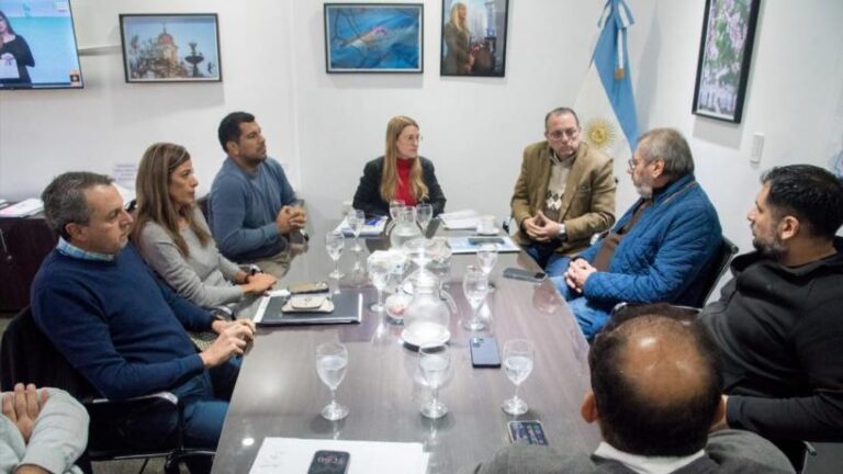 Reunión entre funcionarios municipales y empresarios de AETAT en la sede de la Municipalidad de San Miguel de Tucumán