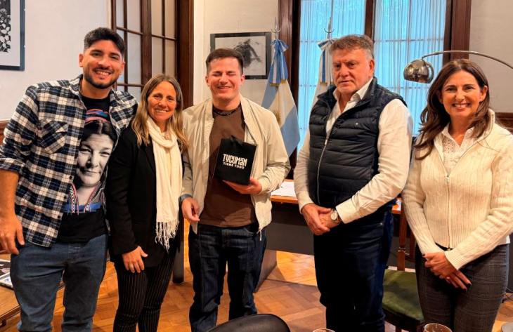 Nahuel Pennisi en reunión con autoridades del Ente Tucumán Turismo para homenaje a Mercedes Sosa