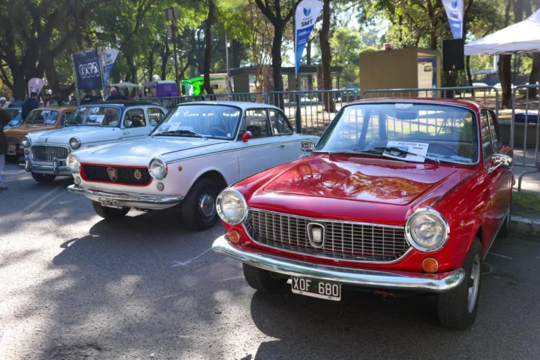 Exposición de autos clásicos en el Parque Avellaneda, Tucumán