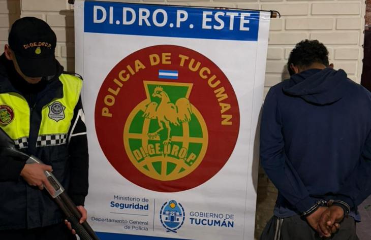 Efectivos policiales realizando un operativo de incautación de drogas en la vía pública en San Miguel de Tucumán