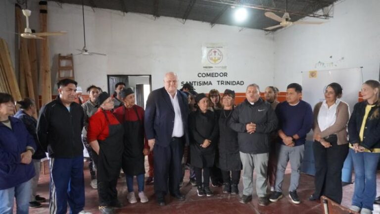 Visita del ministro Federico Masso al comedor comunitario Santísima Trinidad en Alderetes, Tucumán