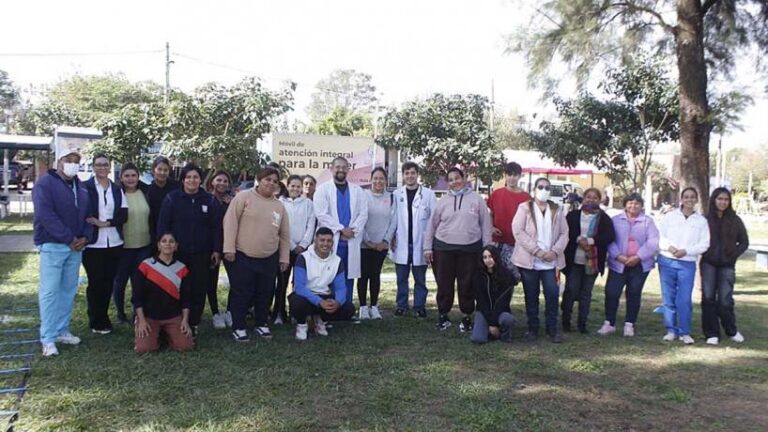 Hospital móvil del Ministerio de Salud Pública instalado en la plaza principal de Gobernador Garmendia