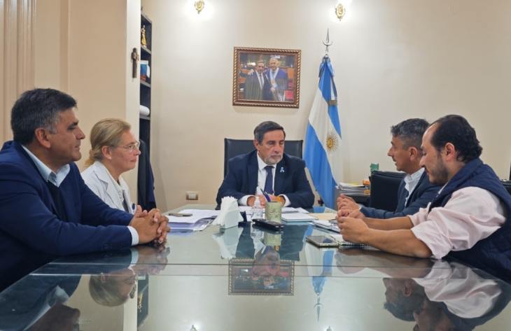 Reunión entre el ministro de Salud Luis Medina Ruiz y representantes de organizaciones sociales en Tucumán