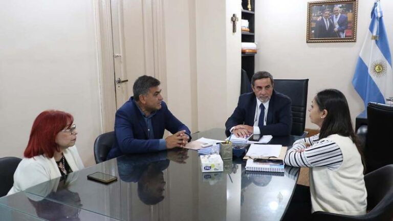 Reunión del ministro Luis Medina Ruiz con la directora de Epidemiología Romina Cuezzo en Tucumán