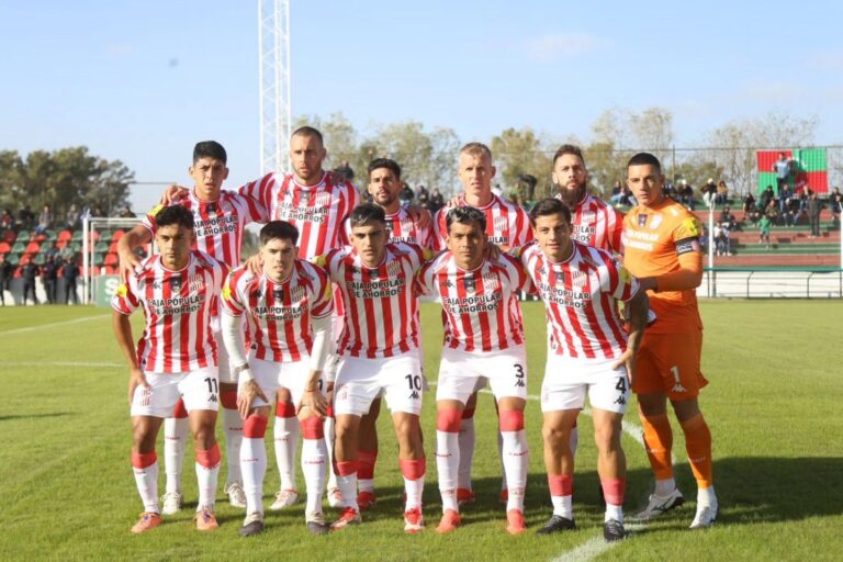 Jugadores de San Martín de Tucumán en la cancha del estadio Padre Ernesto Martearena