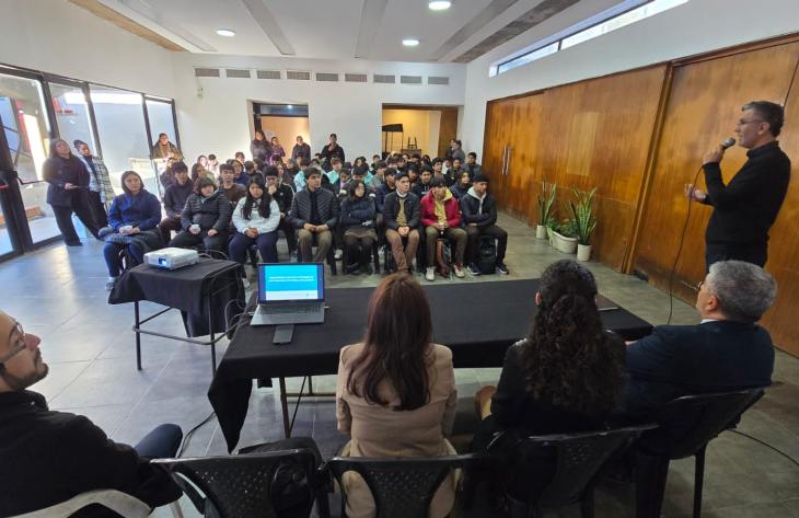 Estudiantes secundarios participando en taller de empleabilidad en Lules