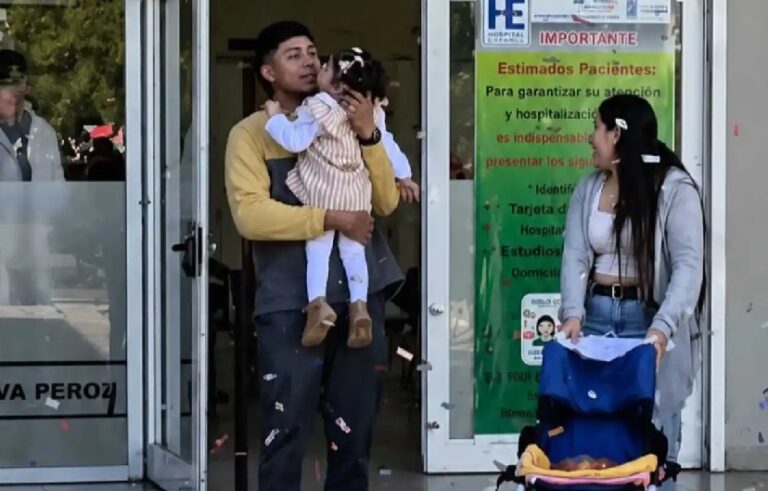 Personal de salud despide con carteles y aplausos a Samantha, la nena tucumana que recibió el alta tras cuatro meses internada