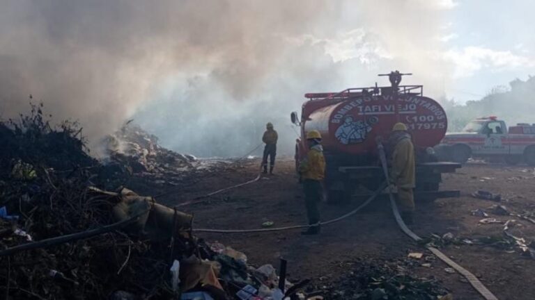 Bomberos trabajando en el incendio del Barrio 14 de Tafí Viejo