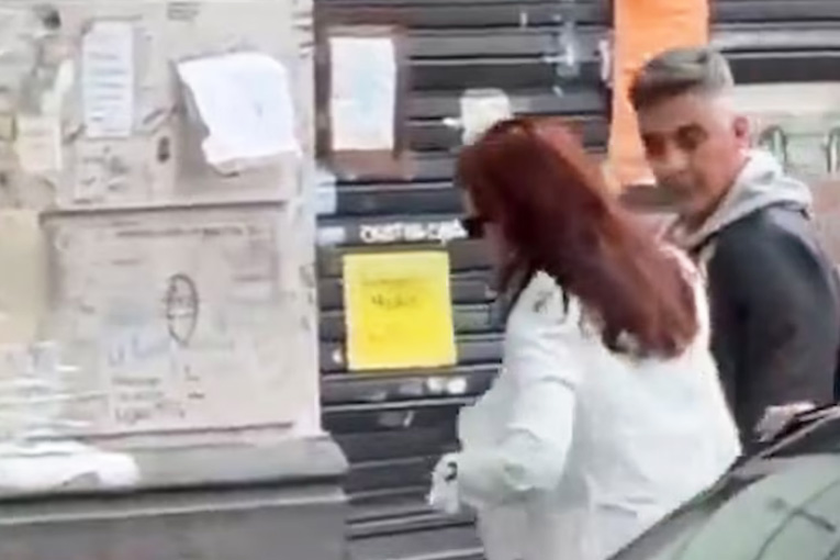 Cristina Kirchner saliendo de un auto frente a su domicilio