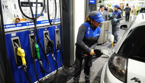 Estación de servicio YPF en Tucumán con precios de combustibles visibles